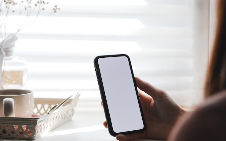 Photo woman hold smartphone avec écran blanc