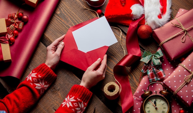 Woman holding mail dans une enveloppe sur une table en bois dans le temps d'emballage