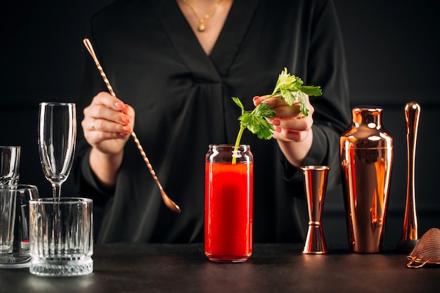 Photo woman making bloody mary cocktail avec céleri