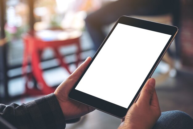 Woman's hands holding black tablet pc avec écran vide au café