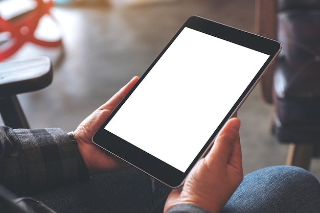 Woman's hands holding black tablet pc avec écran vide au café