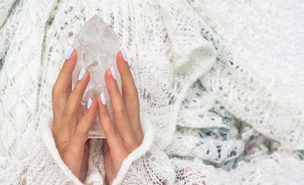 Woman's hands holding crystal Concept de symbolisme occulte et de pratique spirituelle