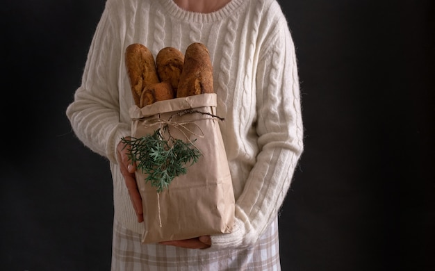 Woman's hands holding Shopping Bag avec du pain pour les vacances Nouvel An ou Noël