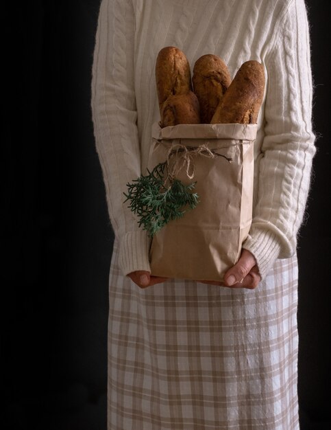Photo woman's hands holding shopping bag avec du pain