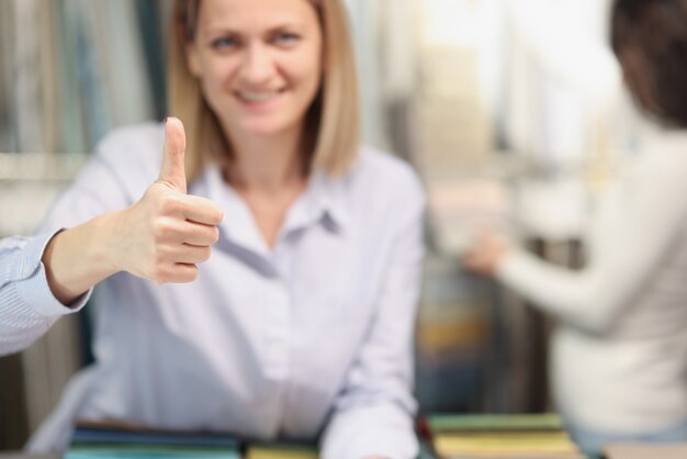 Woman shopper smiling showing Thumbs up geste en magasin service de haute qualité dans le concept store