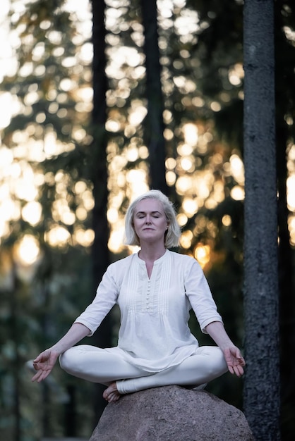 Woman Yoga - détendez-vous dans la nature Pilates fit