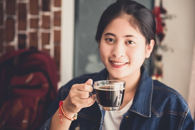 Womand tenant une tasse de café chaud