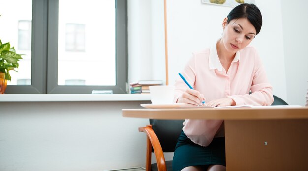 Wonam travaille avec des papiers dans la salle de bureau