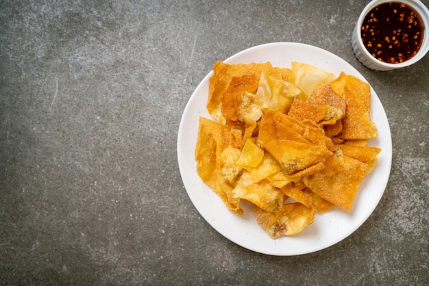 Wonton de porc frit avec trempette