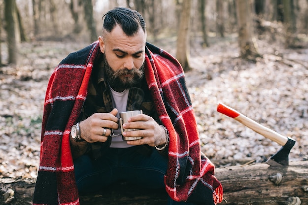 Woodcutter appréciant le café et la chaleur