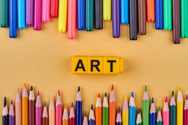 Word art sur des blocs de plastique dans un cadre à partir de marqueurs et de crayons multicolores