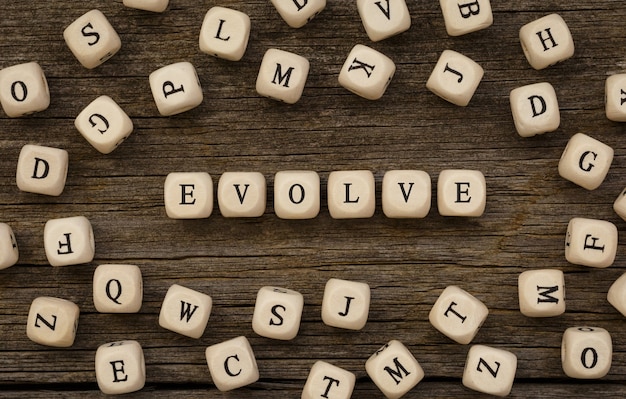 Word Evolve écrit Sur Une Cale En Bois