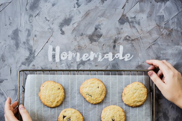 Word Homemade est écrit sur un fond de béton gris de farine