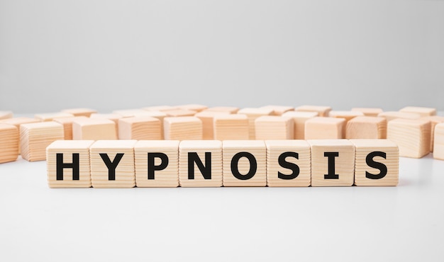 Word HYPNOSIS fait avec des blocs de construction en bois