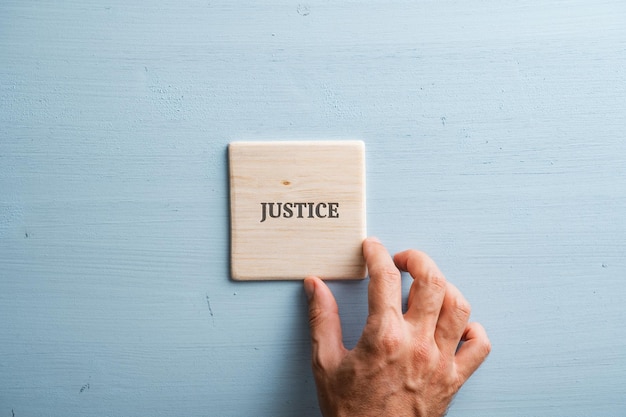 Word Justice imprimé sur des carreaux de bois