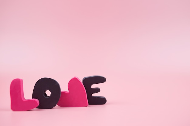 Word Love, sur fond rose. La Saint-Valentin