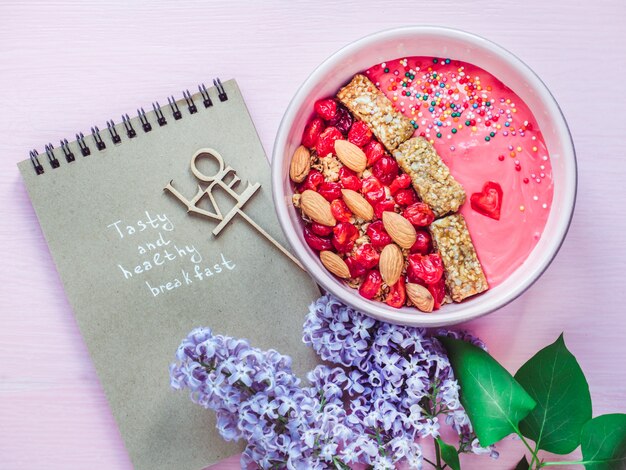 Word LOVE, smoothie aux baies et muesli