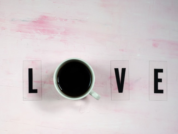 Word Love avec une tasse de café.