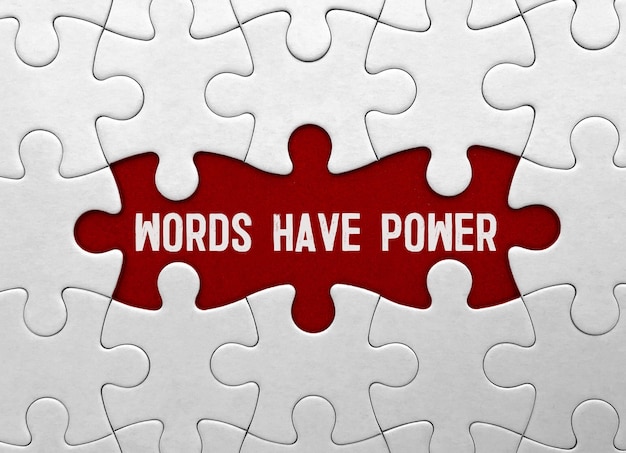 Word Les mots ont du pouvoir sur fond de puzzle rouge