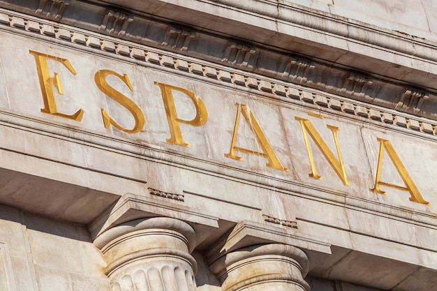 Word Spain en espagnol sculpté dans la pierre et la couleur dorée