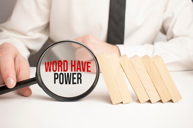 Words Have Power Notebook sur table en bois Présentation d'idées analyser les plans