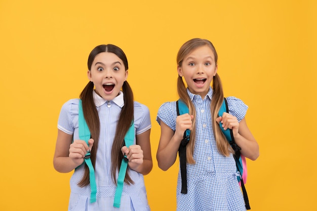 Wow. Amis de l'école choqué fond jaune. Amis d'enfance. Amitié et sororité. Retour à l'école. 1er septembre. Journée du savoir.