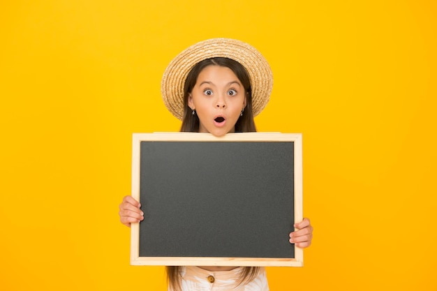 Wow bonne fête des enfants aventure de camp d'été prêt pour le plaisir de l'enfance meilleur espace de copie de vacances bienvenue été vacances d'été est ici surprise petite fille avec tableau noir