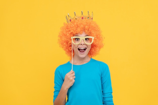 Wow enfant drôle dans des verres de fête adolescente égoïste dans le concours de diadème avril poisson jour