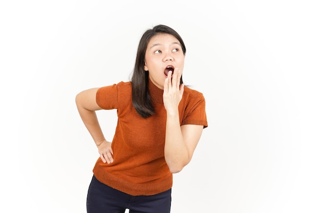 WOW et l'expression du visage choqué de la belle femme asiatique isolée sur fond blanc