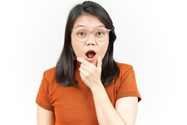 WOW et l'expression du visage choqué de la belle femme asiatique isolée sur fond blanc