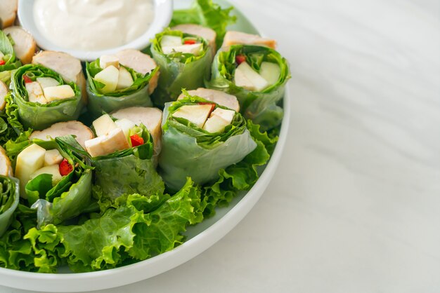 wrap aux légumes ou rouleaux de salade avec sauce à salade crémeuse - Style de cuisine saine