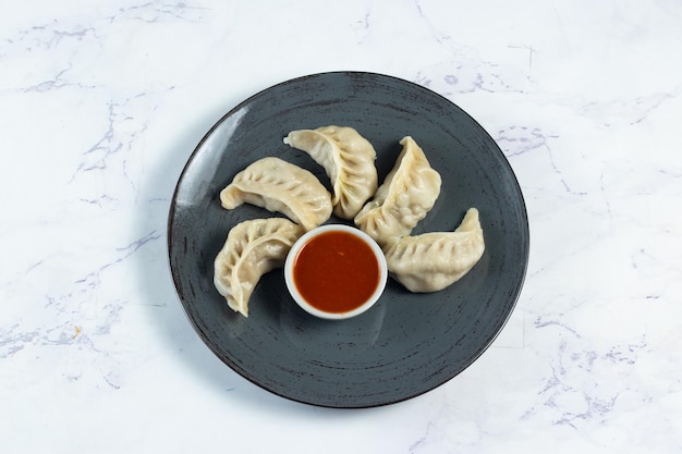 Wrap de maman au poulet cuit à la vapeur avec du ketchup servi dans un plat isolé sur fond vue de dessus