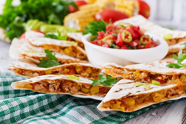Wrap mexicain de Quesadilla au poulet, maïs et poivron doux et salsa