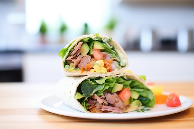 Wrap de salade de tacos farci avec une section transversale visible