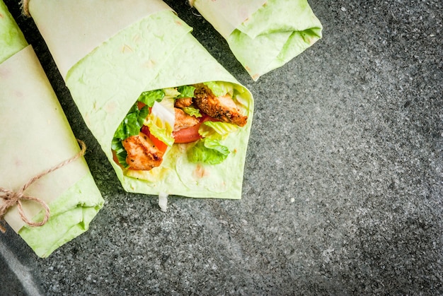 Wrap sandwich aux tortillas lavash vertes avec poulet, légumes et sauce au yaourt