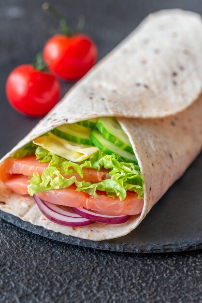 Wrap de tortilla au saumon et légumes