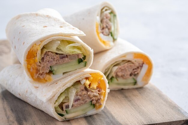 Wrap de tortilla au thon fondu avec concombre aux œufs et salade