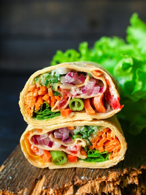 Wrap de tortilla ou burrito farce de légumes