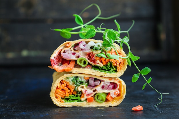 Wrap de tortilla ou burrito farce de légumes