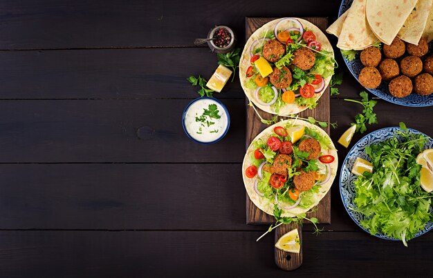 Wrap de tortilla avec falafel et salade fraîche. Tacos végétaliens. Nourriture saine végétarienne. Vue de dessus