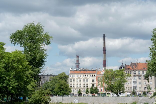 Wroclaw Pologne deux hautes cheminées au-dessus des bâtiments de la ville ont tiré sur l'architecture de la ville centrale thermique