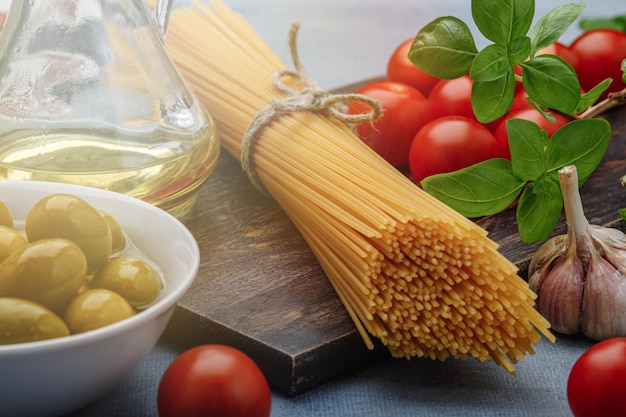 X9xFond de cuisine italienne avec tomates de vigne spaghettis au basilic huile d'olive