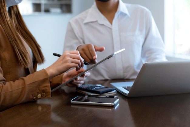 XATeam d'analystes commerciaux discutant de la stratégie commerciale dans une salle de bureau contemporaine avec un arrière-plan flouxA