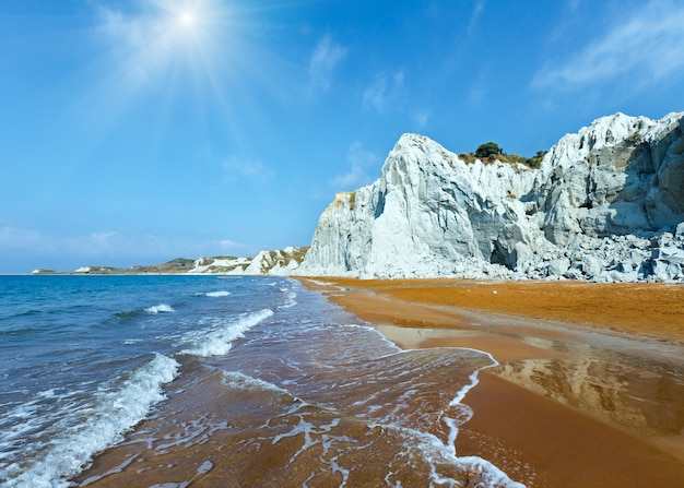 Xi Beach avec du sable orange. Sunshiny vue Grèce, Céphalonie. Mer Ionienne.