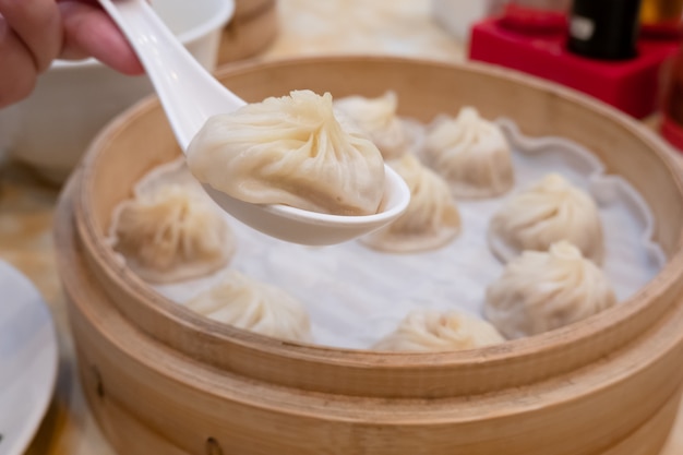 Xiao long bao soupe pains de boulette avec des baguettes au restaurant (cuisine traditionnelle chinoise)