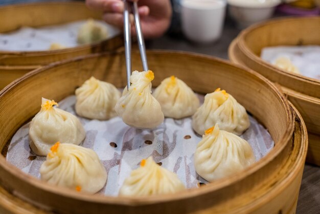 Xiaolongbao cuit à la vapeur servi dans un panier à vapeur traditionnel