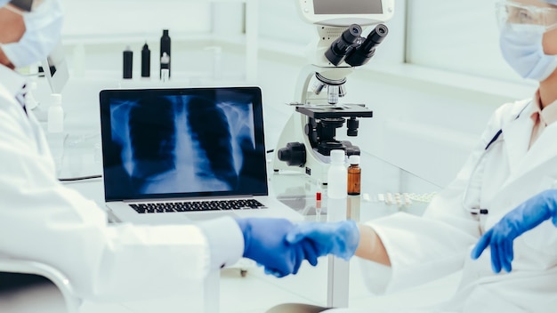 Xray des poumons sur un écran d'ordinateur portable dans le laboratoire