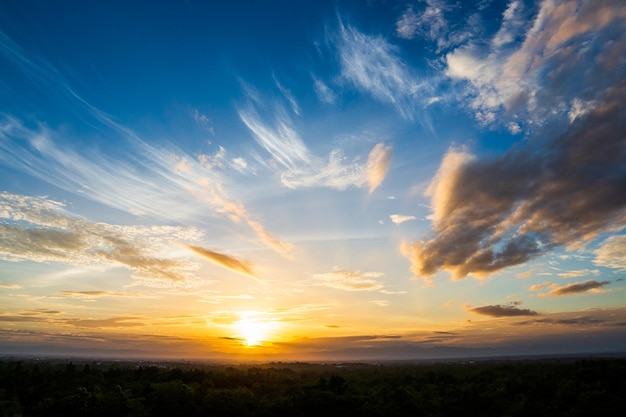 XUn ciel dramatique coloré avec des nuages au coucher du soleil