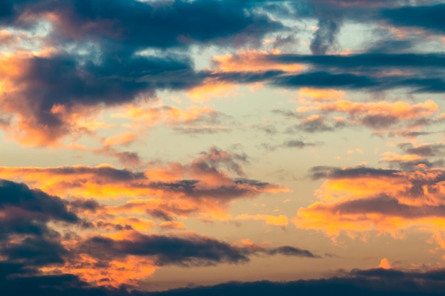 XUn ciel dramatique coloré avec des nuages au coucher du soleil