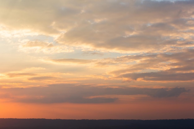 XUn ciel dramatique coloré avec des nuages au coucher du soleil